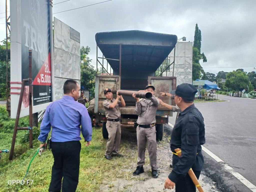 Satpol PP Kabupaten Katingan Bongkar Baliho Tak Berizin Tabengan Online