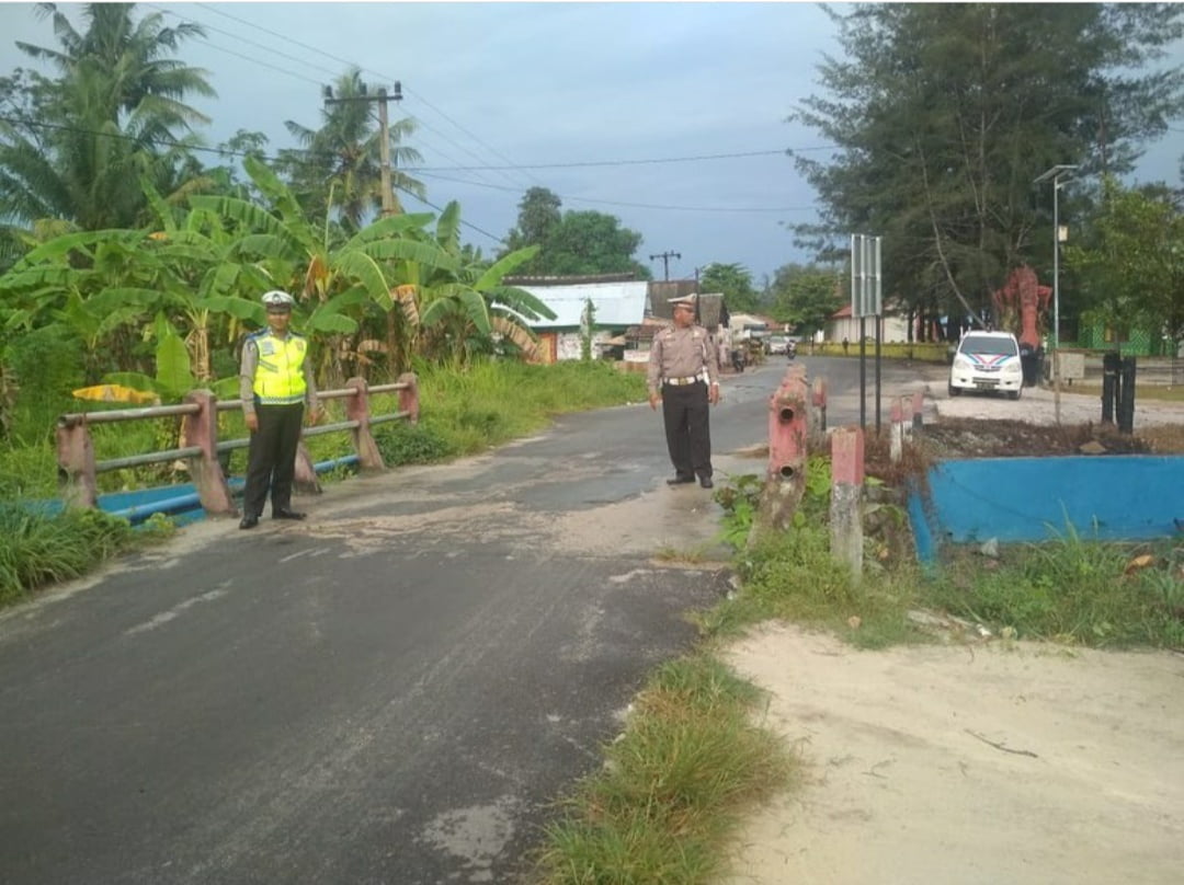 jalan menuju pantai kubu