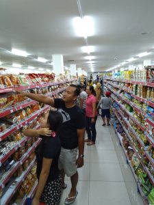 Persiapan Natal, Mini Market Diserbu Warga