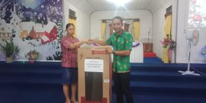 Pemdes Timpah Berbagi Kasih Natal pada Lansia