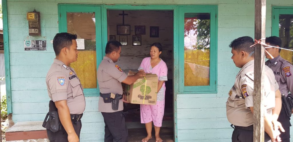 Berbagi Sukacita Natal, Polsek Kapuas Barat Sambangi Pensiunan Polri