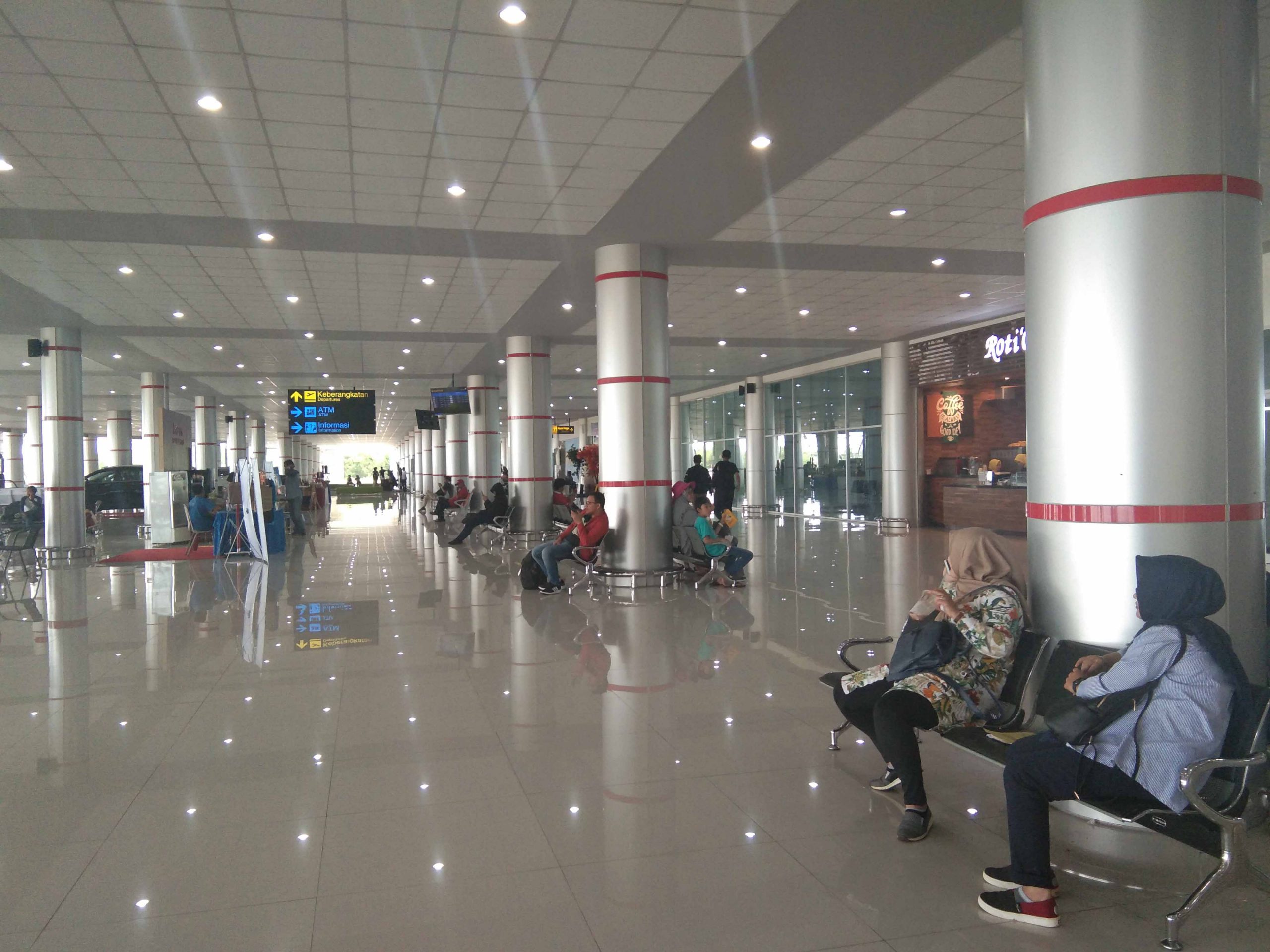 penumpang pesawat bandara tjilik riwut