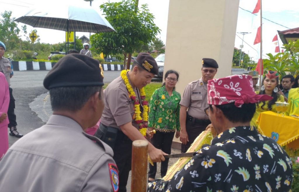 Kapolres Lamandau Baru Disambut Upacara Adat Potong Pantan