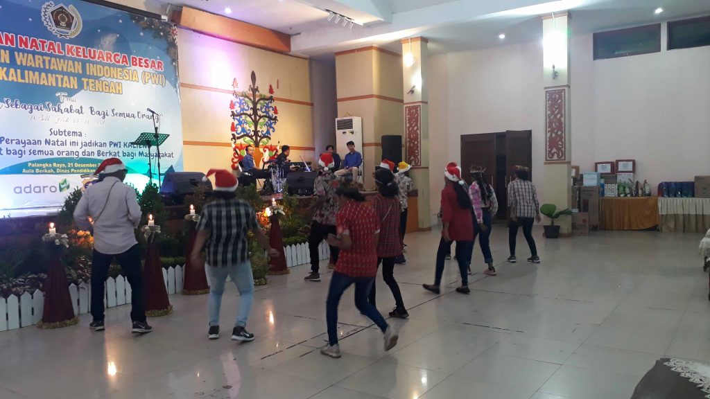 tarian papua natal pwi kalteng