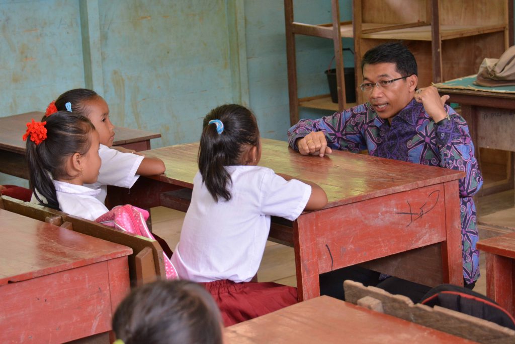 Perdie M Yoseph berbincang dengan murid SD