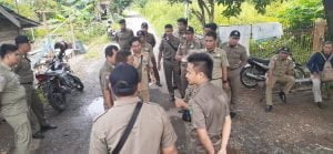 Satpol PP Tertibkan Bangunan di Atas Sungai