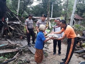 Polsek Pangkalan Banteng Bantu Istri Mbah Sujud yang Rumahnya Roboh