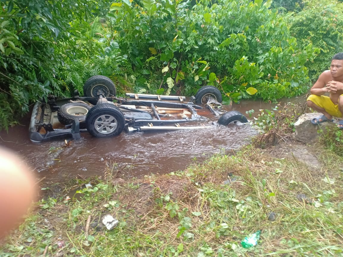 mobil terbalik di parit Desa Sakakajang