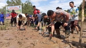 Polres Pulpis Bersama Para Tokoh dan Pelajar Tanam Pohon Mangrove di Pesisir DAS Kahayan