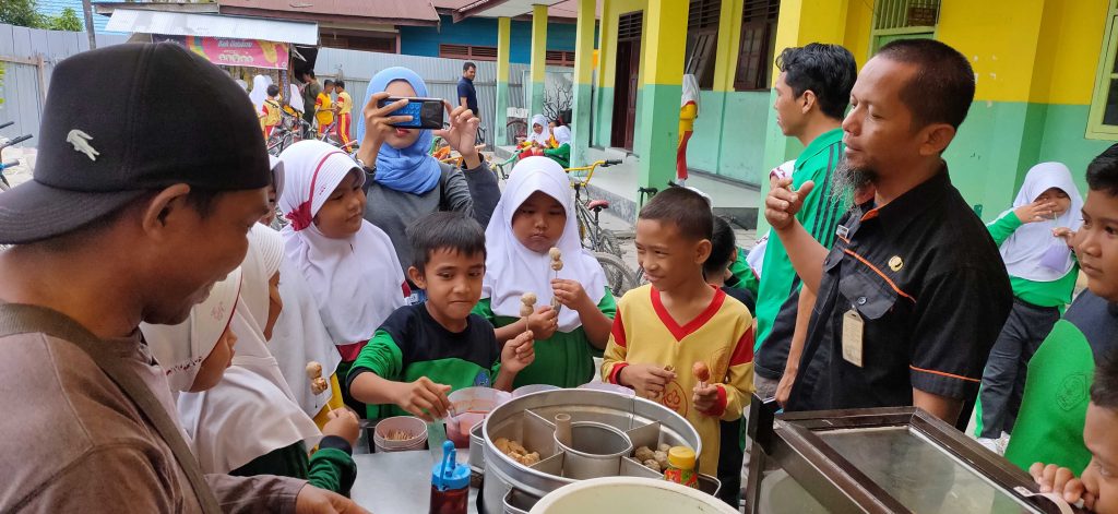 tim dinkes kotim memeriksa jajanan sekolah