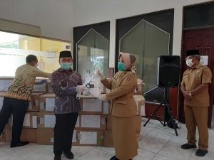 Gubernur Serahkan 50 Ribu Masker ke Pemkab Kobar