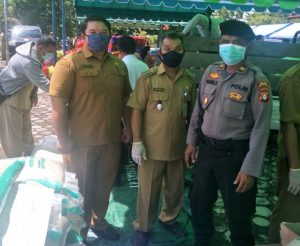 Kapolsek Awasi Pembagian Sembako di Katingan Hilir