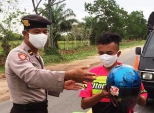 Polisi Pantau Perbatasan dan Bagi Masker