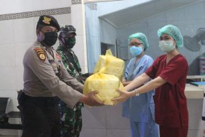 TNI-Polri Bagi 350 Nasi Sahur ke RS