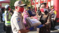 Bhayangkari Kalteng Sumbang Masker dan Suplemen