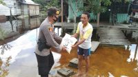 Polsek Arsel Peduli Banjir, Warga Desa KBB Terima Bantuan