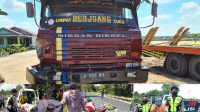 Pemotor Tewas Seruduk Truk Trailer