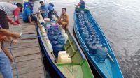 Relawan PKS Salurkan Air Bersih ke Warga Terdampak Banjir Seruyan