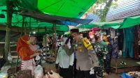 Kapolres Kobar Bagikan 2000 Masker di Pasar Indra Sari 