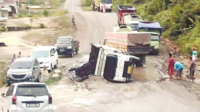 PALANGKA RAYA- KUALA KURUN-Truk Muat Hasil SDA Rusak Jalan