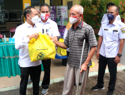 Wali Kota Bagikan Sembako Warga Terdampak Covid-19