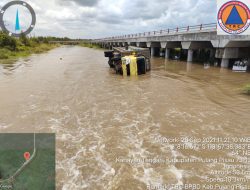 Banjir Naik 100 Cm, Mobil Kecil Diminta Putar Balik