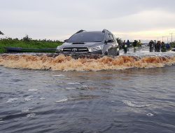 Banjir Mulai Terjang Jalan Pangkalan Bun-Kotawaringin Lama