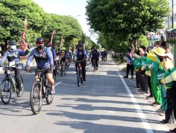 Bersepeda Pantau Kamtibmas, Kapolda Bagikan Paket Sembako