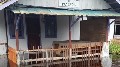 GEREJA KAYU GKE PANENGA DI JALAN MENDAWAI TERENDAM BANJIR