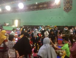 PEDULI KORBAN BANJIR-Solidaritas Muslimah  Bagikan Makanan Siap Saji