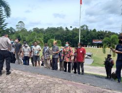 TERSANGKA KORUPSI-Datangi Polres, Warga Minta Bebaskan Kades Kinipan