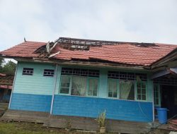 Gedung SMPN 4 Kota Besi Diterjang Puting Beliung