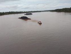 Tongkang Batubara Kandas di Kalahien