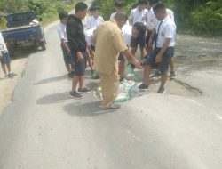 Guru dan Siswa Gumas Timbun Jalan Rusak