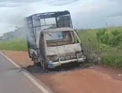 Mobil Pengangkut Roti Hangus Terbakar di Jalan Tjilik Riwut