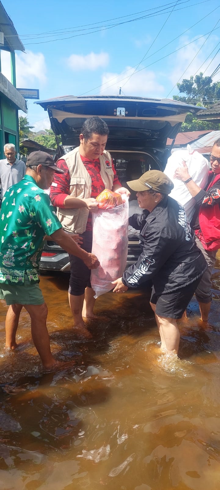 Dpc Pdi P Palangka Raya Berikan Bantuan Sembako Untuk Masyarakat Terdampak Banjir Tabengan Online 2476