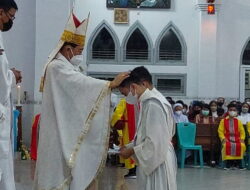 Uskup Palangka Raya Tahbis 2 Imam Diosesan