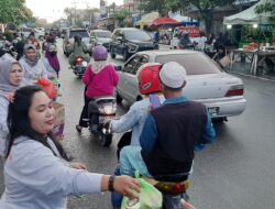 Pelaku UMKM Lapangan Tugu Bagikan Takjil