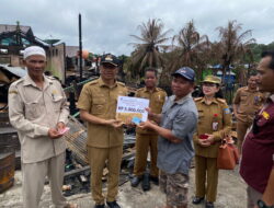 Bupati Bantu Korban Kebakaran di Mangkahui