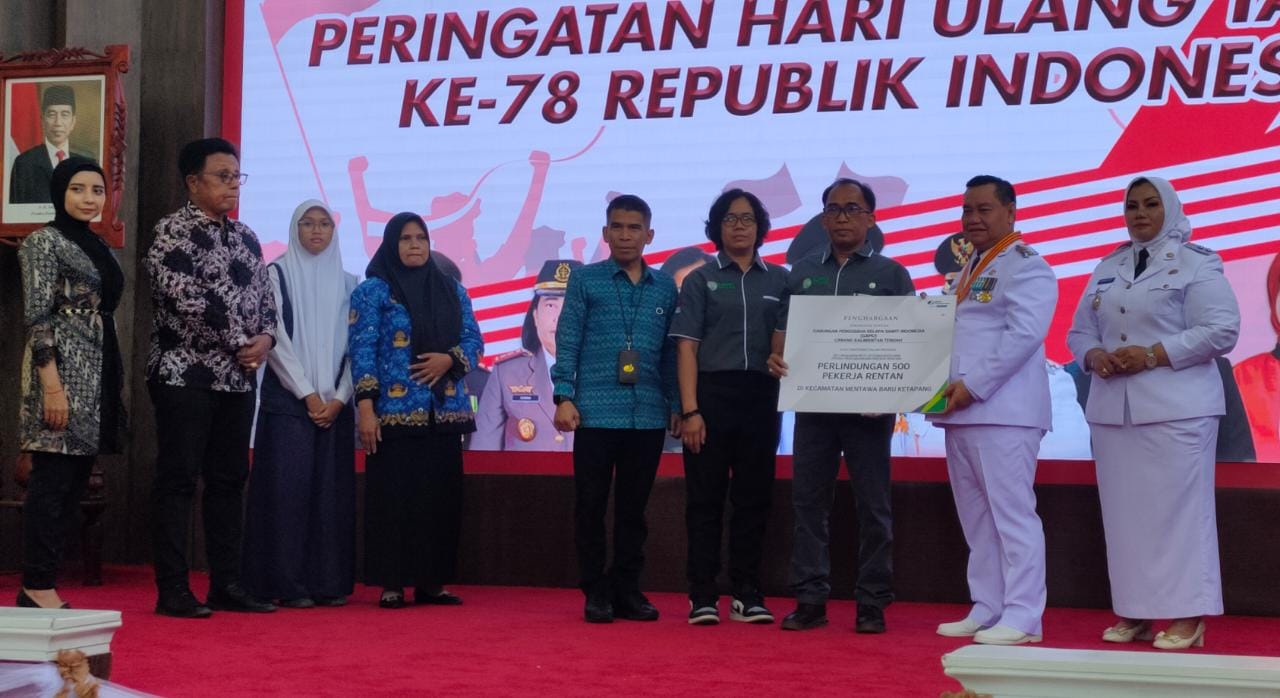 HUT RI Ke-78, Bupati Kotim Dan BPJamsostek Serahkan Penghargaan Dan ...