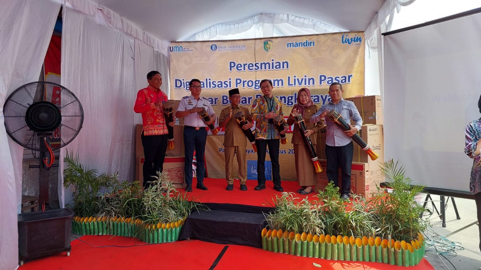 Bank Mandiri Luncurkan SIAP Qris Dan Livin Di Pasar Besar Palangka Raya ...