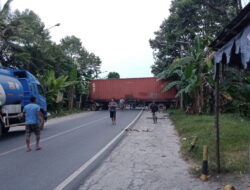 Truk Gagal Tanjak Jembatan Bikin Macet Panjang