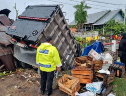 Truk Tabrak Kios Akibat Sopir Tertidur