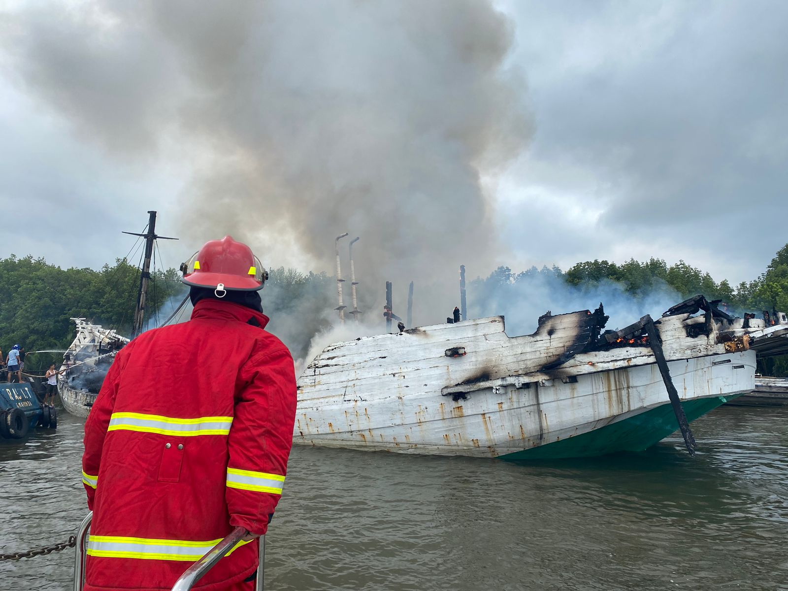 Kapal Pengangkut Bahan Bangunan Terbakar Tabengan Online