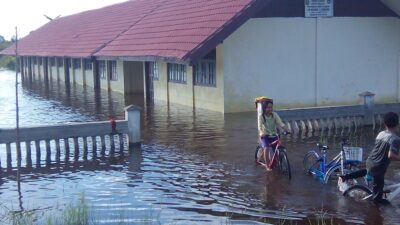 Sekolah Terendam, Siswa Barsel Belajar di Rumah