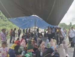 Warga Desa Wayun Demo PT MUTU