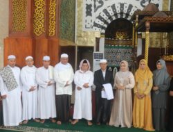 Pj  Bupati Pulpis Salat Ied di Masjid Agung  Ar-Raudhah