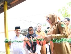 Pj Bupati Serahkan Kunci Program RLHB