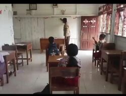 Bhabinkamtibmas Polsek Aruta Jadi Guru Bantu SD