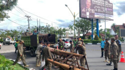 Sejumlah Papan Reklame Mahal Ditertibkan